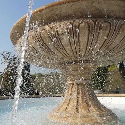 Luxus Illuminierte Mehrstufige Barock-Wasserfontäne mit Zentraler Schalenkaskade und Bogenstrahlen – Barockbrunnen Detailansicht von Luxury Group International