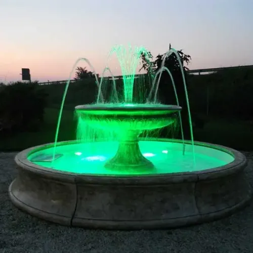 Luxus Illuminierte Mehrstufige Barock-Wasserfontäne mit Zentraler Schalenkaskade und Bogenstrahlen – Barockbrunnen Lifestyle-Ansicht von Luxury Group International