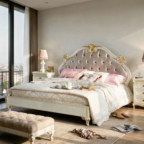 Luxus Elfenbein Barockbett mit gesteppter Polster-Kopfteil und goldverziertem Wappen – Barockmöbel Lifestyle-Ansicht von Luxury Group International