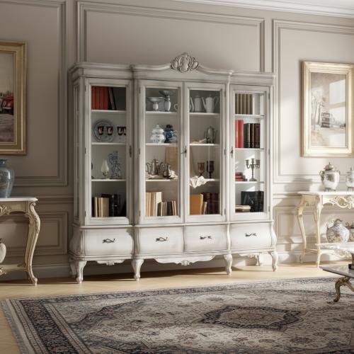Vitrine de Luxe Baroque Ivoire à Portes Multiples en Verre avec Cimaise Sculptée & Base de Rangement Courbée Vue lifestyle par Luxury Group International