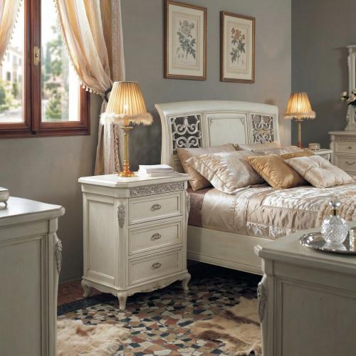 Comodino Barocco di Lusso Avorio con Tre Cassetti e Accenti Argento - Mobili Barocchi Vista lifestyle di Luxury Group International