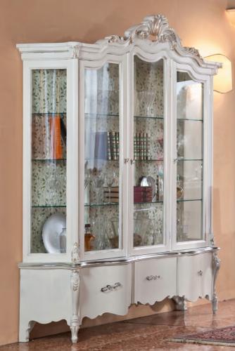 Luxus Elfenbeinfarbener Barock-Glasvitrinenschrank mit Drei Türen, Skulptiertem Kronenwappen & Stauraum-Konsolenbasis Vorderansicht von Luxury Group International