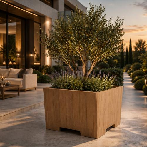 Luxuriöser großer quadratischer Pflanzkübel in natürlicher Teakholz-Optik - 100x100 cm Lifestyle-Ansicht von Luxury Group International