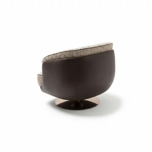Sillón de lujo de estilo mid-century en tela beige claro con base giratoria redonda de bronce por Luxury Group International