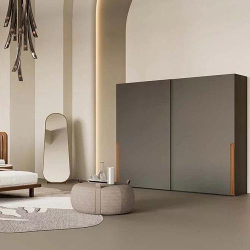 Armadio Moderno di Lusso per Camera da Letto in Legno Opaco Marrone Scuro con Cucitura Centrale Verticale di Luxury Group International
