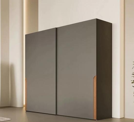 Armadio Moderno di Lusso per Camera da Letto in Legno Opaco Marrone Scuro con Cucitura Centrale Verticale di Luxury Group International