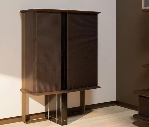 Buffet Bar Moderne de Luxe en Placage Chêne Mat Brun Foncé avec Marbre Noir et Base Dorée par Luxury Group International
