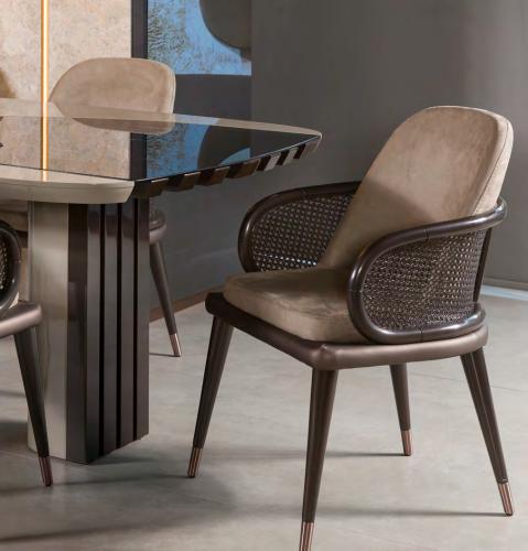 Silla de comedor moderna de lujo en tela tapizada beige mate con respaldo de malla perforada por Luxury Group International