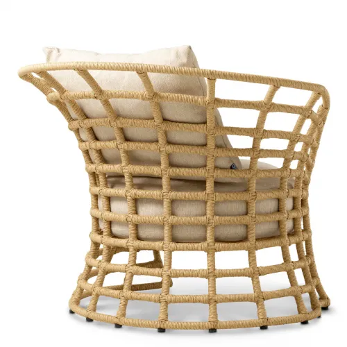 Fauteuil d'extérieur moderne de luxe en tissu écru avec dossier en treillis tressé par Luxury Group International