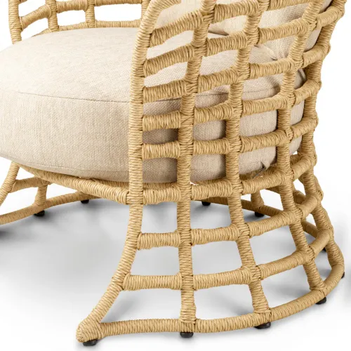 Fauteuil d'extérieur moderne de luxe en tissu écru avec dossier en treillis tressé par Luxury Group International