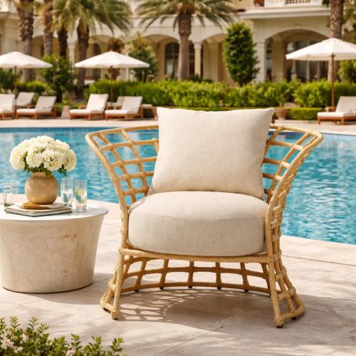 Fauteuil d'extérieur moderne de luxe en tissu écru avec dossier en treillis tressé par Luxury Group International