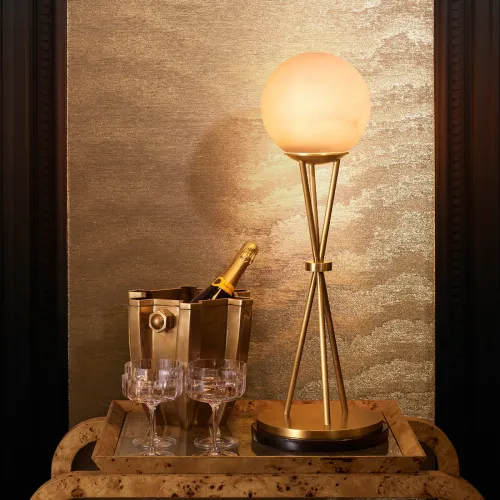 Lampada da Tavolo Moderna di Lusso in Ottone Antico Lucido con Globo in Alabastro e Struttura a Treppiede di Luxury Group International