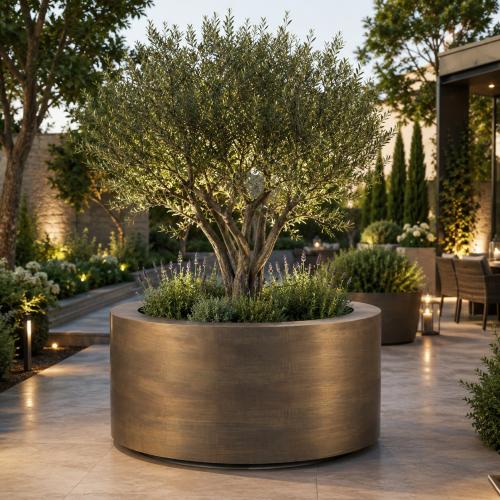 Luxuriöser monumentaler zylindrischer Pflanzkübel in Gold- und Patina-Messing-Finish - Ø 200 cm Lifestyle-Ansicht von Luxury Group International