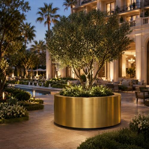 Luxuriöser monumentaler zylindrischer Pflanzkübel in Gold- und Patina-Messing-Finish - Ø 200 cm Lifestyle-Ansicht von Luxury Group International