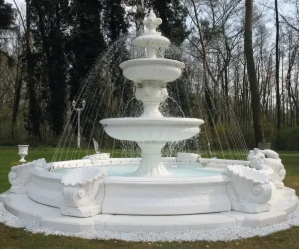Luxuriöser mehrstufiger barocker Wasserbrunnen mit kaskadierenden Schalen & ornamentaler Basis – Barocker Brunnen Vorderansicht von Luxury Group International