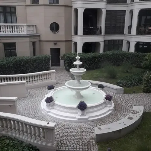 Luxuriöser mehrstufiger barocker Wasserbrunnen mit kaskadierenden Schalen & ornamentaler Basis – Barocker Brunnen Lifestyle-Ansicht von Luxury Group International