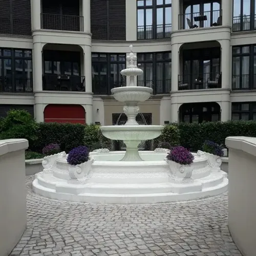 Luxuriöser mehrstufiger barocker Wasserbrunnen mit kaskadierenden Schalen & ornamentaler Basis – Barocker Brunnen Lifestyle-Ansicht von Luxury Group International