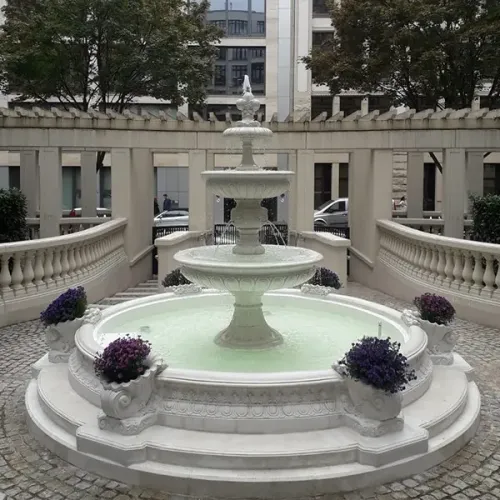 Luxuriöser mehrstufiger barocker Wasserbrunnen mit kaskadierenden Schalen & ornamentaler Basis – Barocker Brunnen Lifestyle-Ansicht von Luxury Group International