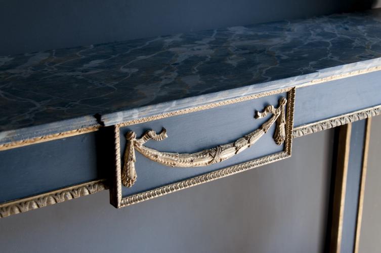 Console de luxe bleu marine à texture marbre avec supports sculptés en forme de lion et accents dorés par Luxury Group International
