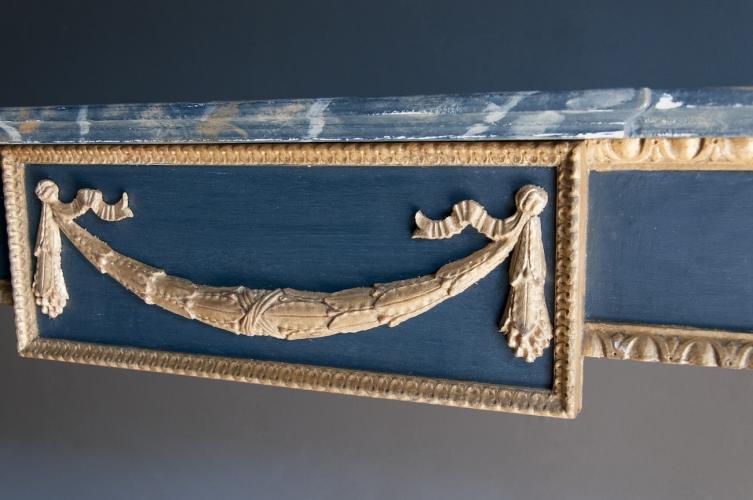 Console de luxe bleu marine à texture marbre avec supports sculptés en forme de lion et accents dorés par Luxury Group International
