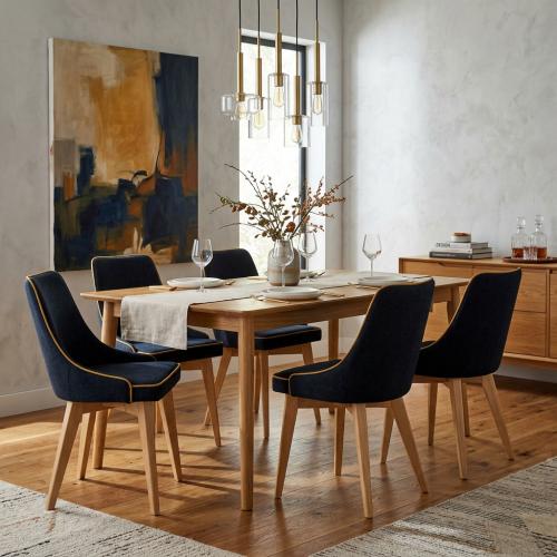 Chaise de Salle à Manger de Luxe Bleu Marine avec Revêtement Tissu et Pieds en Chêne Effilés - Mobilier de Salle à Manger Vue lifestyle par Luxury Group International