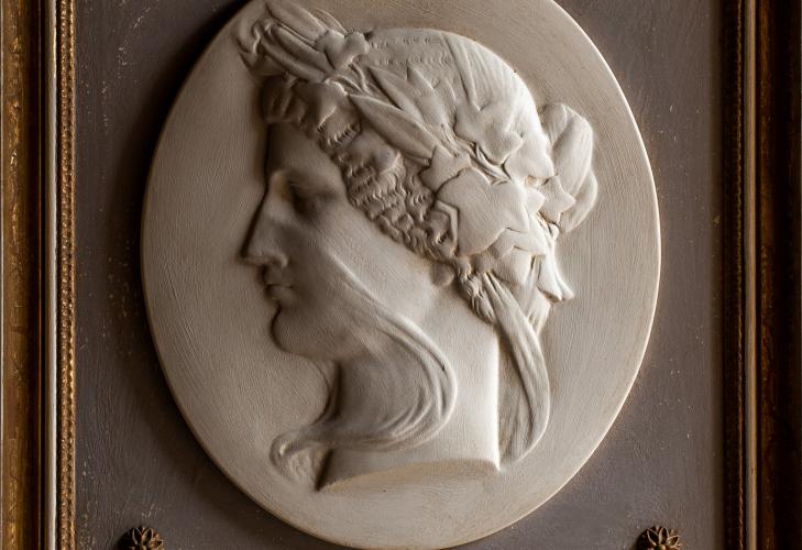Luxus Neoklassisches Cameo-Porträt Wandkunst-Set mit 4 antik goldgerahmten Relieftafeln von Luxury Group International