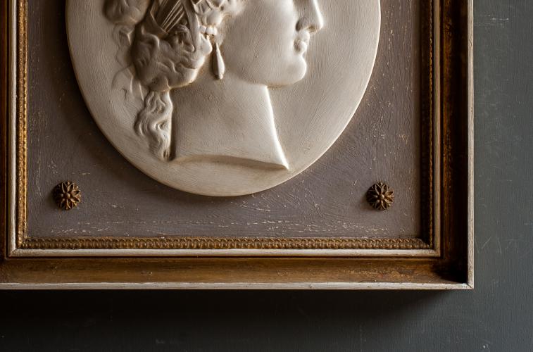Luxus Neoklassisches Cameo-Porträt Wandkunst-Set mit 4 antik goldgerahmten Relieftafeln von Luxury Group International