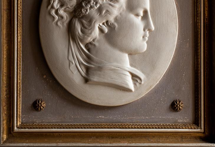 Luxus Neoklassisches Cameo-Porträt Wandkunst-Set mit 4 antik goldgerahmten Relieftafeln von Luxury Group International