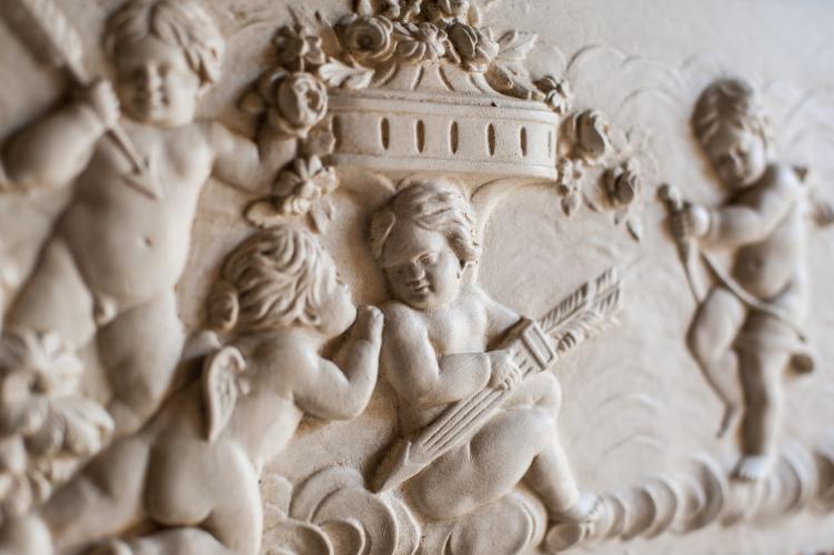 Luxus Neoklassische Putten-Relief-Wandkunst mit antikgoldgerahmtem klassischem Paneel von Luxury Group International