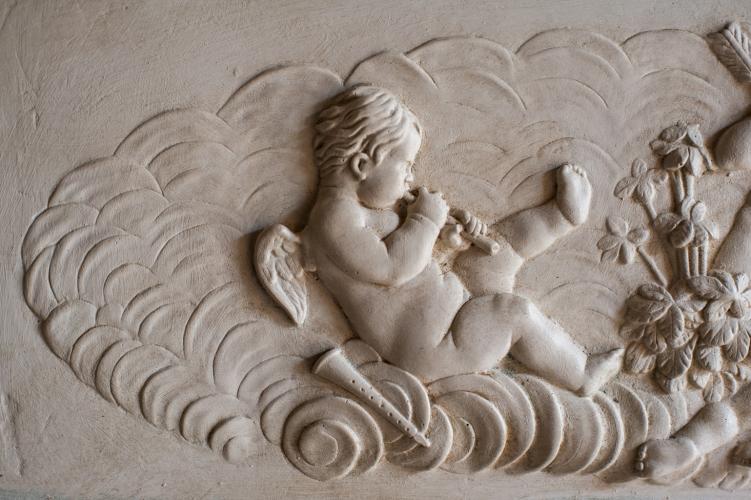 Luxus Neoklassische Putten-Relief-Wandkunst mit antikgoldgerahmtem klassischem Paneel von Luxury Group International