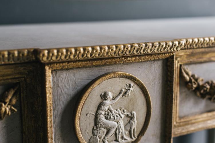 Console néoclassique de luxe avec guirlandes dorées et pieds cannelés par Luxury Group International