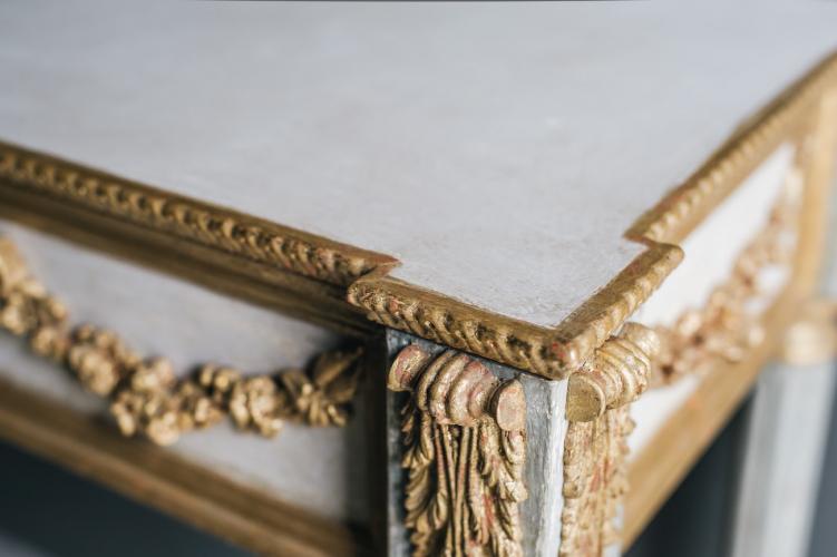 Console néoclassique de luxe avec guirlandes dorées et pieds cannelés par Luxury Group International
