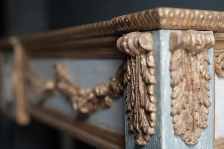 Console néoclassique de luxe avec guirlandes dorées et pieds cannelés par Luxury Group International