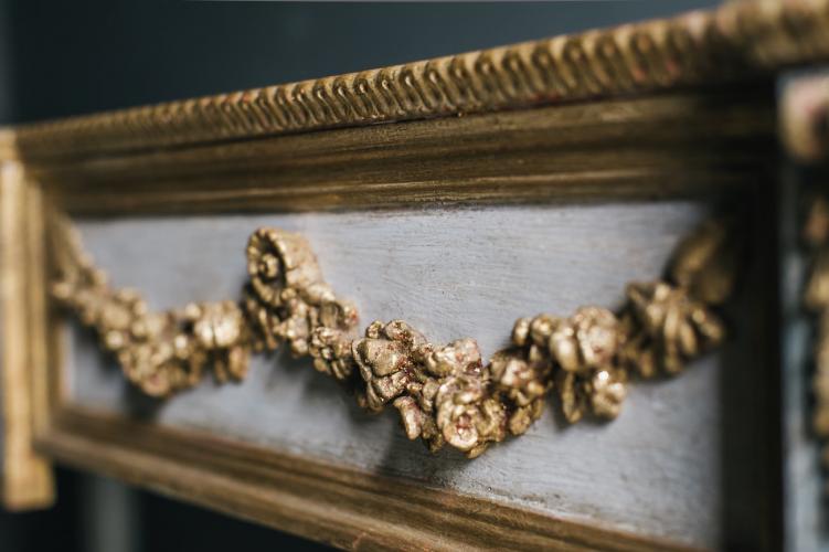 Console néoclassique de luxe avec guirlandes dorées et pieds cannelés par Luxury Group International