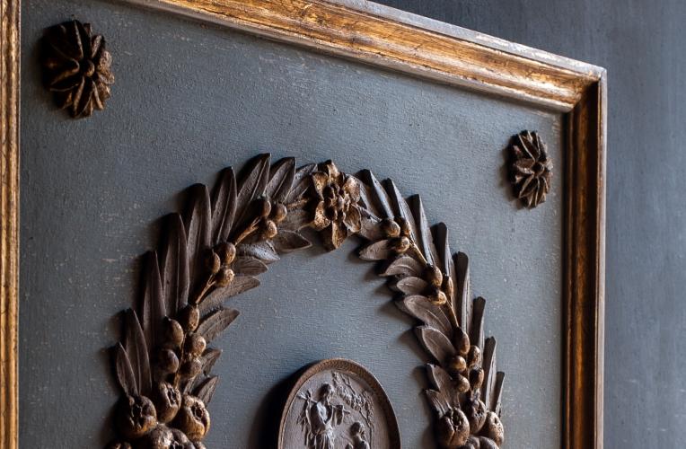 Luxuriöse neoklassizistische Lorbeerkranz-Relief-Wandkunst mit antikgoldenem Rahmen, 4er-Set von Luxury Group International