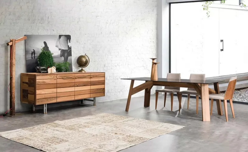 Chaise de Salle à Manger en Bois avec Revêtement en Cuir Offwhite de Luxe et Pieds Naturels Marron Vue lifestyle par Luxury Group International