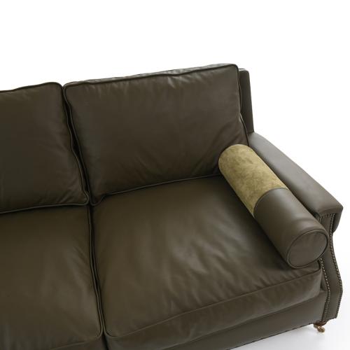 Divano in Pelle Verde Oliva di Lusso a 3 Posti con Gambe in Ottone e Ruote - Arredamento per Soggiorno Vista dettaglio di Luxury Group International