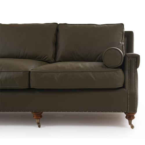 Divano in Pelle Verde Oliva di Lusso a 3 Posti con Gambe in Ottone e Ruote - Arredamento per Soggiorno Vista dettaglio di Luxury Group International