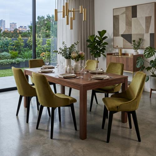 Chaise de Salle à Manger de Luxe en Velours Olive avec Accoudoirs Sculptés et Pieds en Bois Noir Vue lifestyle par Luxury Group International