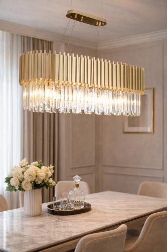 Luxus ovaler Art Deco Kronleuchter mit linearem Kristall von Luxury Group International