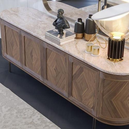 Buffet ovale de luxe en bois massif marron / beige / laiton - avec 4 portes et plateau en marbre par Luxury Group International
