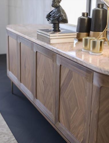 Buffet ovale de luxe en bois massif marron / beige / laiton - avec 4 portes et plateau en marbre par Luxury Group International