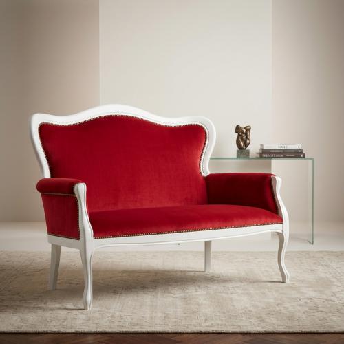 Luxus Rotes Samt-Zweisitzer-Sofa mit Weißem Geschwungenem Holzrahmen – Wohnzimmermöbel Vorderansicht von Luxury Group International