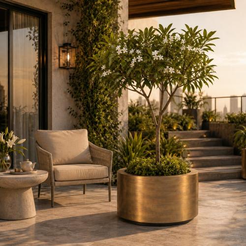 Luxus-Runder Pflanzkübel mit zylindrischer Form Ø 70 cm – Gold- & Patinierter Messing-Finish Lifestyle-Ansicht von Luxury Group International
