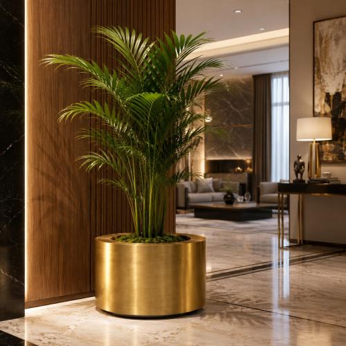 Pot de Fleurs Rond de Luxe à Forme Cylindrique Ø 70 cm - Finition Or & Laiton Patiné Vue lifestyle par Luxury Group International