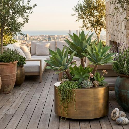 Pot de Fleurs Rond de Luxe avec Silhouette Cylindrique Ø 52 cm - Finition Or & Laiton Patiné Vue lifestyle par Luxury Group International