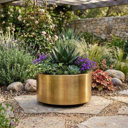Luxus-Runder Pflanzkübel mit zylindrischer Silhouette Ø 52 cm – Gold- & Patinierter Messing-Finish Lifestyle-Ansicht von Luxury Group International