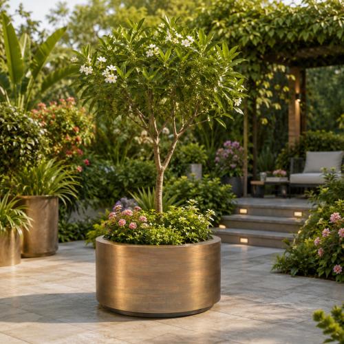 Luxus-Runder Pflanzkübel mit breitem zylindrischem Profil Ø 62 cm – Gold- & Patinierter Messing-Finish Lifestyle-Ansicht von Luxury Group International