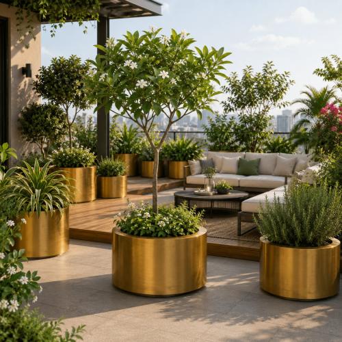 Luxus-Runder Pflanzkübel mit breitem zylindrischem Profil Ø 62 cm – Gold- & Patinierter Messing-Finish Lifestyle-Ansicht von Luxury Group International