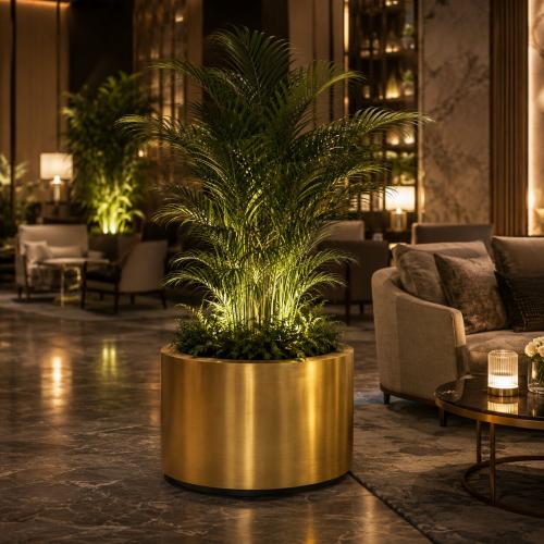 Luxus-Runder Pflanzkübel mit zylindrischer Form Ø 110 cm – Gold- & Patinierter Messing-Finish Lifestyle-Ansicht von Luxury Group International